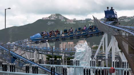 Los-Visitantes-Disfrutan-De-La-Montaña-Rusa-Artic-Blast-En-El-Parque-Temático-De-Diversiones-Y-Animales-Ocean-Park-En-Hong-Kong