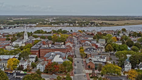 Newburyport-Massachusetts-Aerial-V6-Flyover-Kleine-Historische-Stadt-Entlang-Der-State-Street-In-Richtung-Merrimack-River,-Die-Wunderschöne-Viktorianische-Architekturen-Einfängt-–-Aufgenommen-Mit-Inspire-2,-X7-Kamera-–-Oktober-2021
