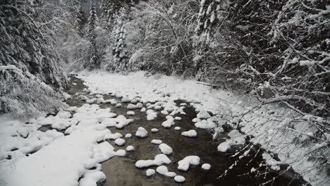 Frisches-Wasser,-Das-Während-Der-Wintersaison-Auf-Einem-Felsigen-Strom-Mit-Schnee-Im-Kokanee-Creek-Provincial-Park-In-Bc,-Kanada-Fließt