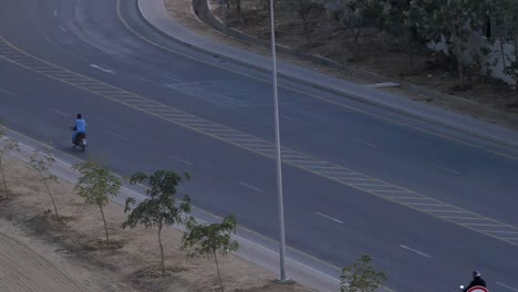 Tráfico-Que-Pasa-Por-La-Carretera-A-última-Hora-De-La-Tarde-En-La-Ciudad-De-Bahria-En-Karachi,-Pakistán