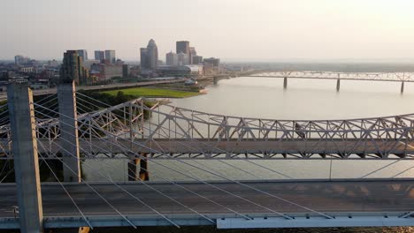 Luftdrohnenansicht-Des-Verkehrs-Auf-Brücken-In-Louisville,-Sonnenuntergang-In-Kentucky,-Usa