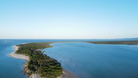 Statische-Drohnenansicht-Mit-Blick-Auf-Die-Malerischen-Wasserstraßen-Von-Inskip-Point-Rainbow-Beach-Queensland-Australien