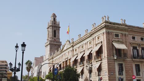 Gótico,-Arquitectura-Colonial-Con-Bandera-Española-Valencia-España-4k-24fps