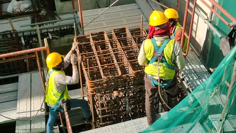 Trabajadores-De-La-Construcción-Que-Fabrican-Barras-De-Refuerzo-De-Acero-En-El-Sitio-De-Construcción