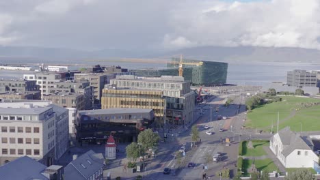 Paisaje-Urbano-Urbano-De-La-Capital-Reykjavik-En-Islandia,-Harpa-Musical-Hall,-Lækjargata