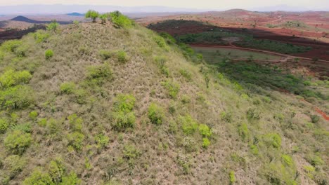 Drohne-Mavic-Air-2,-Die-über-Den-Hügel-In-Der-Wüstenzone-Der-Afrikanischen-Savanne-Fließt
