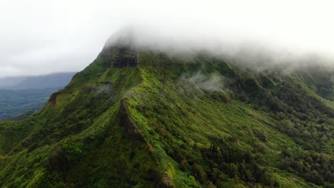 Drohne,-Die-über-Einem-Hawaiianischen-Berg-Auf-Ostoahu-Aufsteigt-Und-In-Wolken-Fliegt