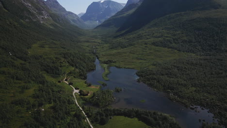 Vista-Aérea-De-Cabañas-Turísticas-A-Orillas-Del-Lago-En-El-Valle-De-Innerdalen,-Noruega