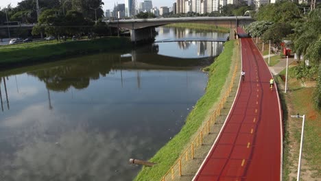 Radweg-Neben-Dem-Verschmutzten-Pinheiros-Fluss-In-Der-Stadt-Sao-Paulo,-Brasilien