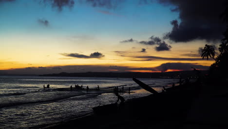 Silhouette,-Männer,-Die-Während-Des-Sonnenuntergangs-Fischernetze-Vom-Meeresstrand-Herausziehen