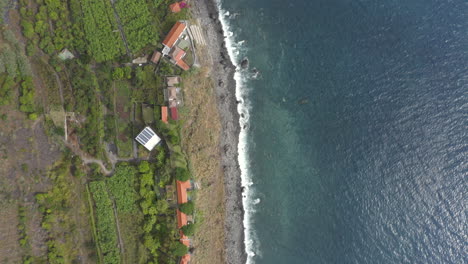 Vogelperspektive-Auf-Das-Kleine-Bauerndorf-Fajã-Dos-Padres-Auf-Der-Insel-Madeira,-Portugal---Drohnenaufnahme-Aus-Der-Luft