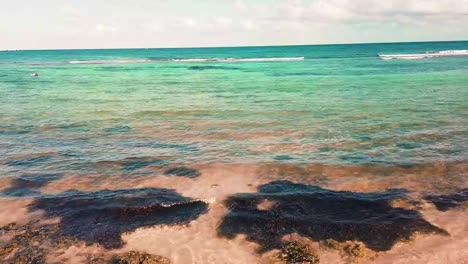 Vista-De-La-Playa-Tropical-Del-Océano-En-La-Riviera-Maya,-Quintana-Roo,-México