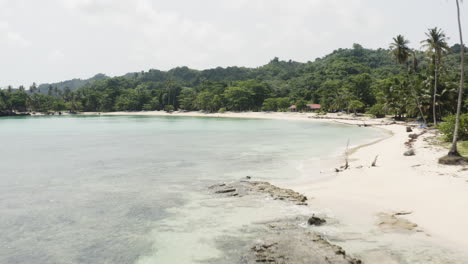 Playa-Rincon-Beach-In-Der-Nähe-Von-Las-Galeras,-Halbinsel-Samana,-Dominikanische-Republik---Luftrückzug