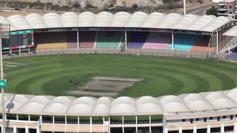 Vista-Aérea-Sobre-El-Estadio-Nacional-De-Cricket-Vacío-En-Karachi