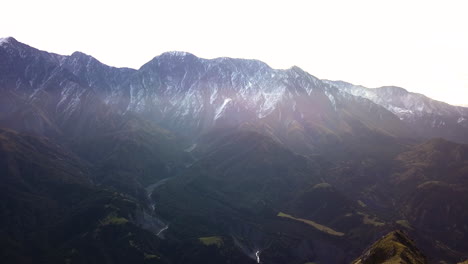 Luftaufnahme-Des-Wunderschönen-Nebligen-Sonnenaufgangs-Am-Mt.-Alexander,-Seewärtiges-Kaikoura-Gebirge
