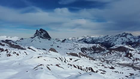 Luftaufnahme-Eines-Mit-Schnee-Und-Eis-Bedeckten-Bergsees