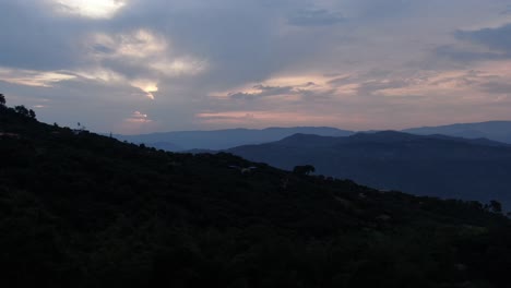 Luftaufnahme-Des-Sonnenuntergangs-über-Den-Bergen-Im-Dorf-El-Colegio,-Kolumbien