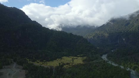 Luftaufnahme-LKW-Rechts-Von-Rio-Blanco-Und-Den-Bergen-Des-Nationalparks-Hornopiren,-Hualaihue,-Chile
