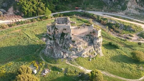 Areal-Pull-Back-Shot-Des-Historischen-Forts-Mseilha,-Batroun,-Libanon,-Naher-Osten