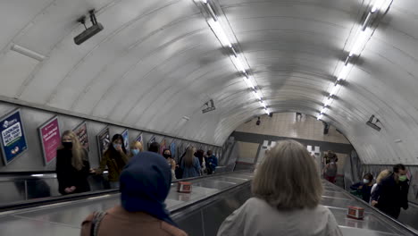 Bajando-Las-Escaleras-Mecánicas-En-La-Estación-De-Bond-Street-En-Londres