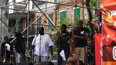 Musiker-Führen-Das-Kostenlose-Straßenfest-French-Quarter-Fest-New-Orleans-Durch