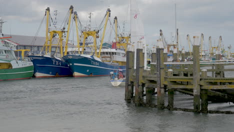 Ein-Segelboot-Läuft-Unter-Segeln-In-Den-Hafen-Von-Texel-Ein