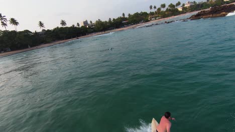 Filmansicht-Eines-Strandes,-An-Dem-Menschen-Wasserski-Fahren