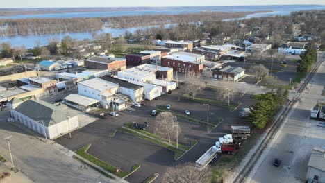 aerial-heading-to-downtown-shops-in-Chillicothe,-Illinois