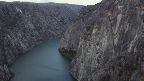 Sheer-granite-cliffs-drop-to-Salto-de-Aldeadavila-reservoir-in-Spain