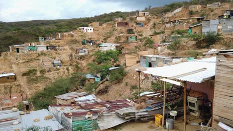 Barrio-Pobre-Típico-Sudamericano-Con-Chozas-Simples-En-Una-Colina-En-Un-Distrito-Pobre