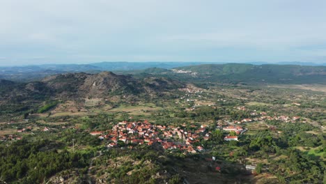 Luftaufnahme-Rund-Um-Das-Mittelalterliche-Dorf-Obidos,-Portugal