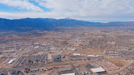 Airplane-flight-west-bound-over-Colorado-Springs-towards-Pikes-Peak-and-the-Rocky-Mountains