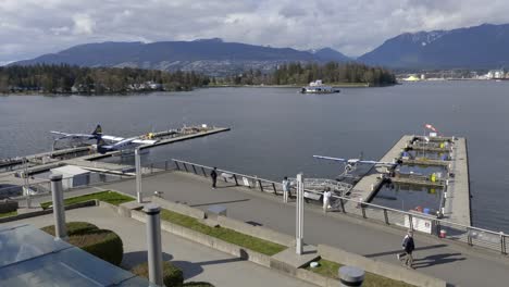Vancouver-Harbour-Flight-Center-Am-Burrard-Inlet-Mit-Chevron-Tankstelle-In-Der-Ferne