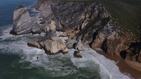 Erstaunliche-Luftaufnahme-Der-Bunten-Felsen-Und-Klippen-Von-Ursa-Beach,-Portugal
