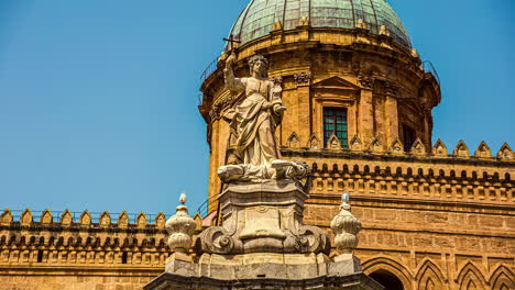 Low-Angle-Shot-Der-Kathedrale-Von-Palermo-In-Sizilien,-Italien-Mit-Blick-Auf-Die-Kuppel-Tagsüber-Mit-Touristenbewegung-Im-Zeitraffer