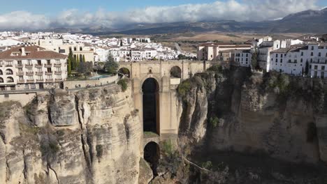 Aerial-Hyperlapse:-Besucher-Erkunden-Die-Brücke-Puente-Nuevo-In-Ronda-Spanien