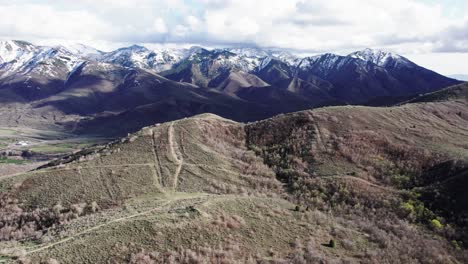 Montañas-Nevadas-Del-Centro-De-Utah-Con-Un-Cielo-Nublado-Drone-Aéreo-4k