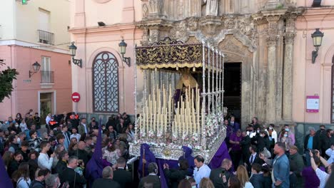 Büßer-Tragen-Das-Bild-Von-Jesus-Christus-Während-Einer-Prozession,-Während-Sie-Die-Karwoche-In-Spanien-Feiern