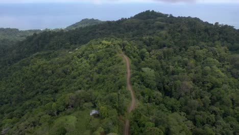 Aerial-shot-flying-over-tree-covered-mountains-in-Jaco,-Costa-Rica
