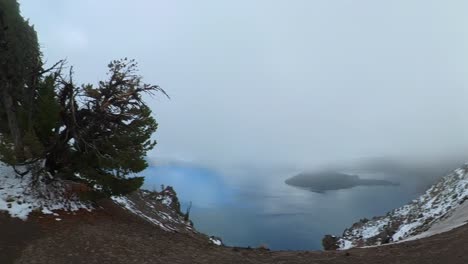 Un-Lapso-De-Tiempo-De-Las-Primeras-Nubes-De-Nieve-Que-Fluyen-Sobre-El-Borde-Del-Parque-Nacional-Del-Lago-Del-Cráter