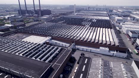 Industria-Volkswagen-En-Wolfsburg-Con-Autostadt-En-Segundo-Plano.
