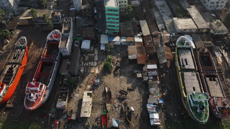 Illegal-dockyard-along-the-Buriganga-river-in-Dhaka,-Bangladesh