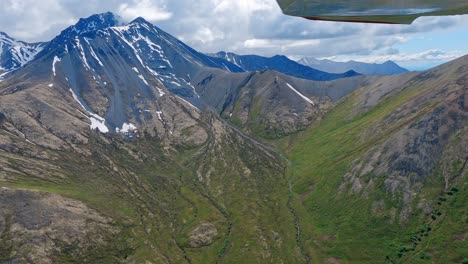 Flying-along-remote-mountain-peaks-in-the-Matanuska-Valley,-Talkeetna-Mountain-Range,-Alaska