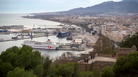Großes-Kreuzfahrtschiff-Geparkt-Im-Hafen-Von-Malaga,-Spanien