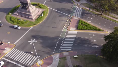Menschen-Auf-Fahrrädern-In-Der-Avenida-Sarmiento-Und-Figueroa-Alcorta-Mit-Justo-Jose-De-Urquiza-Statue,-Palermo-Viertel-In-Buenos-Aires