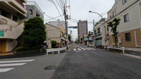 Lapso-De-Tiempo-De-4k-Desde-La-Perspectiva-De-Un-Ciclista-En-Una-Pequeña-Carretera-En-La-Ciudad-De-Tokio,-Japón