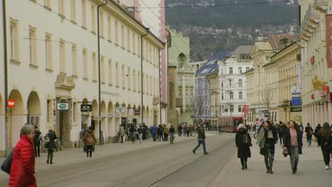 Innsbrucker-Straßenbahnlinie-Mit-Fußgängern