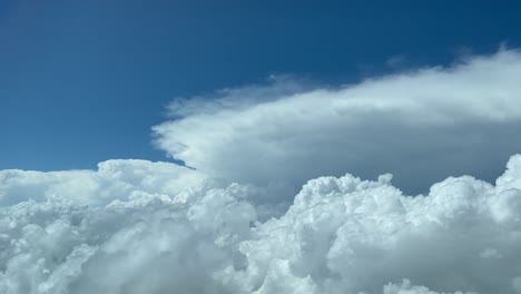 Dichte-Kumuluswolken-Gegen-Den-Blauen-Himmel
