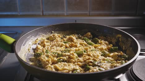 Cocinar-Comida-Baja-En-Carbohidratos-Para-La-Cena,-Espárragos-Con-Huevos,-En-Una-Sartén