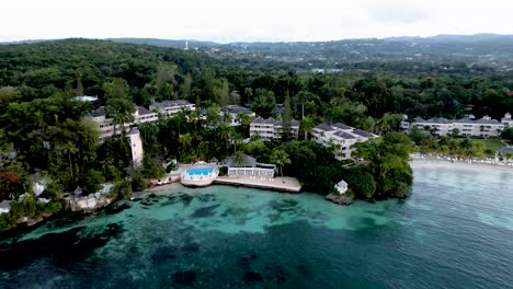 Panorámica-Aérea-En-Un-Resort-En-Jamaica-Con-Piscina-Y-Playa